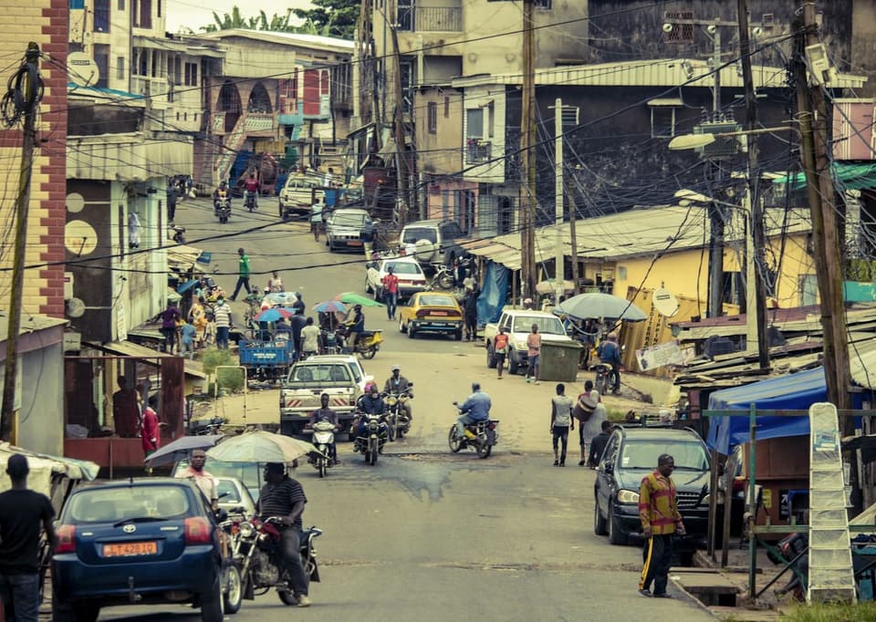 Une rue animée du quartier de Bessengue, à Douala